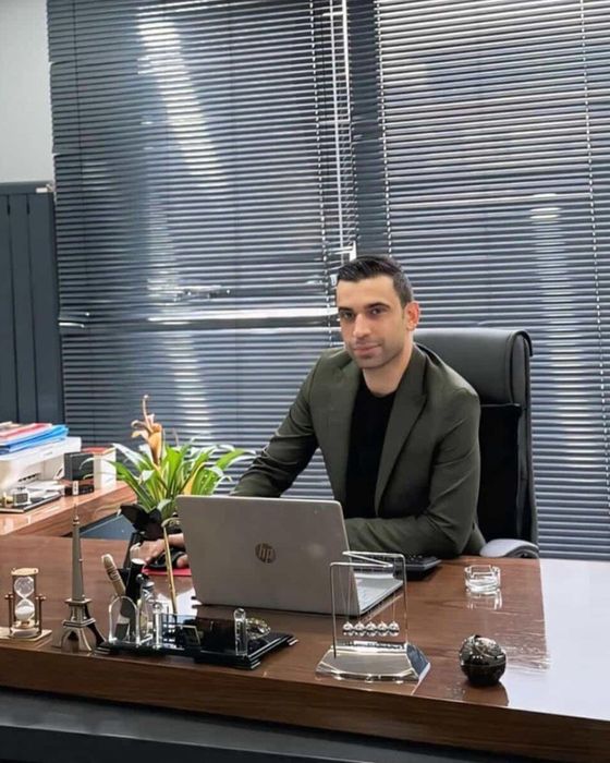 Av. Burak Olcan, Batman Merkez'deki bürosunda çalışma masasında