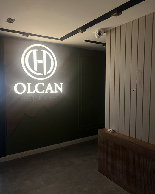 Olcan Hukuk Bürosu giriş duvarındaki ışıklı OLCAN HUKUK logosu