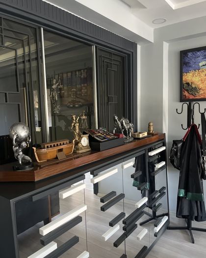 Büroda Themis heykeli ve avukat cübbesi